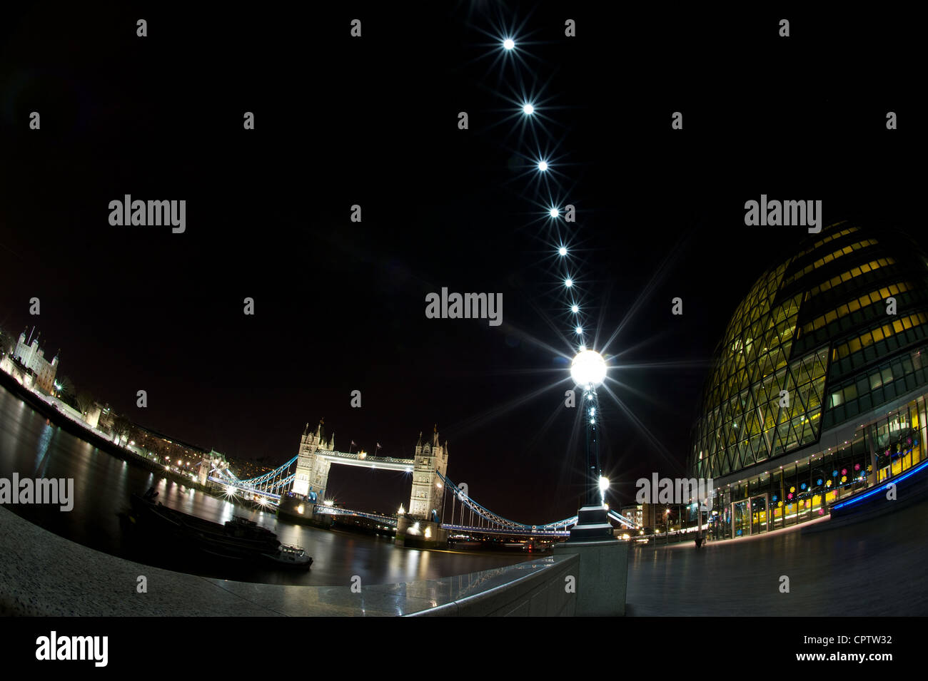 L'Hôtel de Ville, Tower Bridge et la Tour de Londres la nuit, prises avec un objectif fisheye, London, UK Banque D'Images