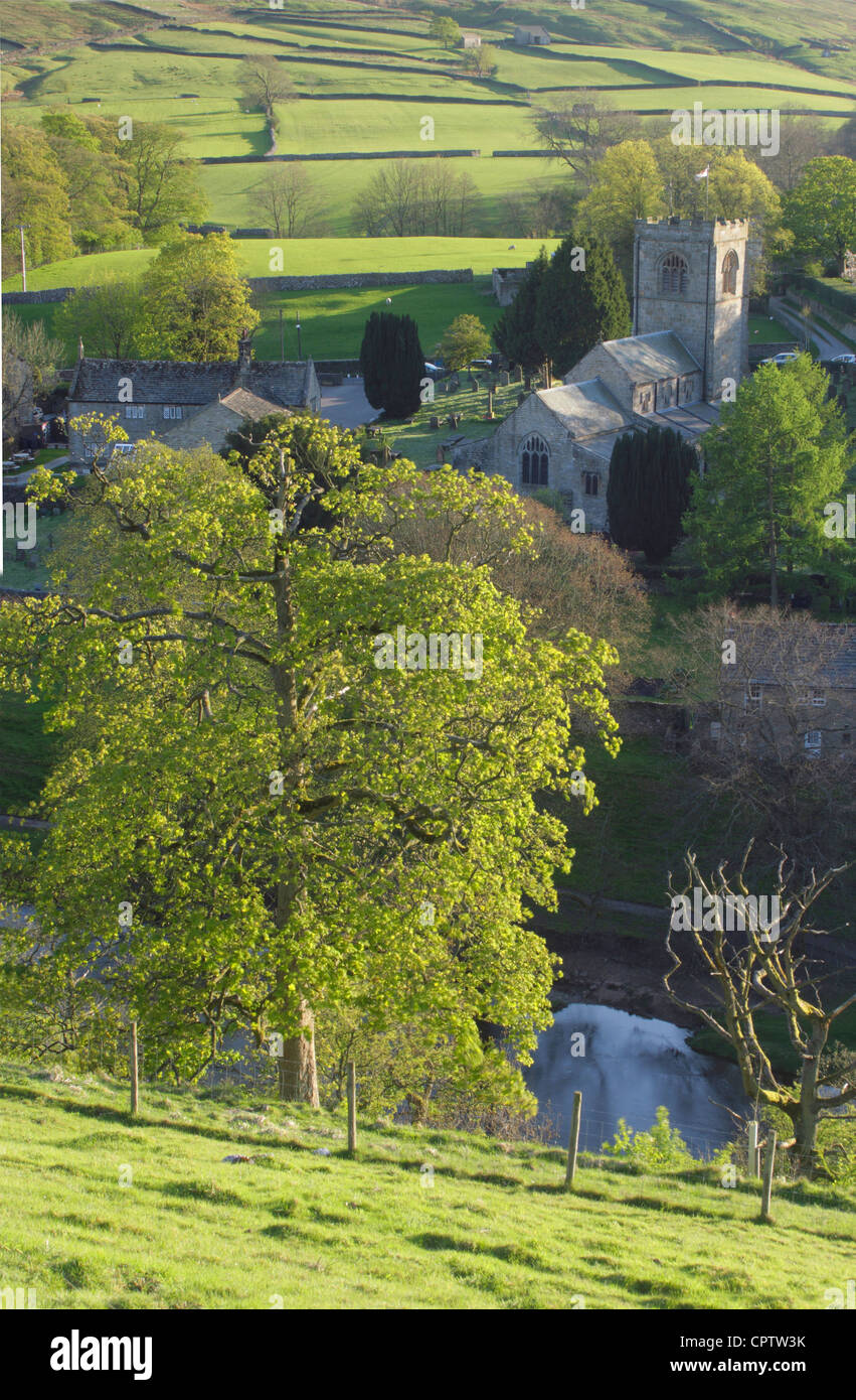 Vue de dessus Burnsall village au printemps, rivière Wharfe lointain et colline, Yorkshire Dales national park, North Yorkshire, UK Banque D'Images