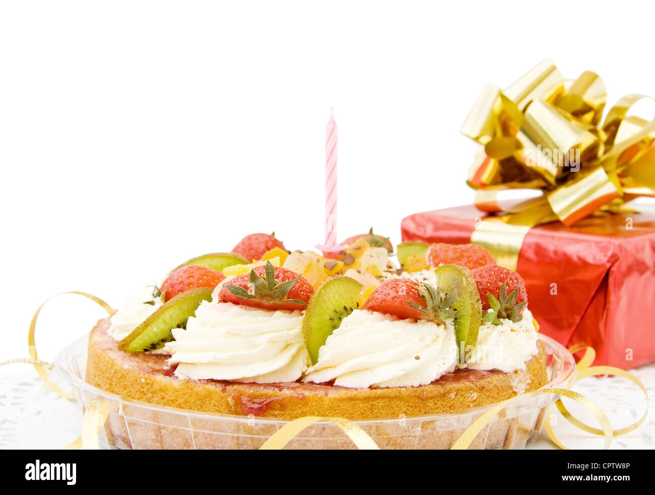 Joyeux anniversaire - gâteau aux fraises de fête et des cadeaux. Plus isolé sur fond blanc. Banque D'Images