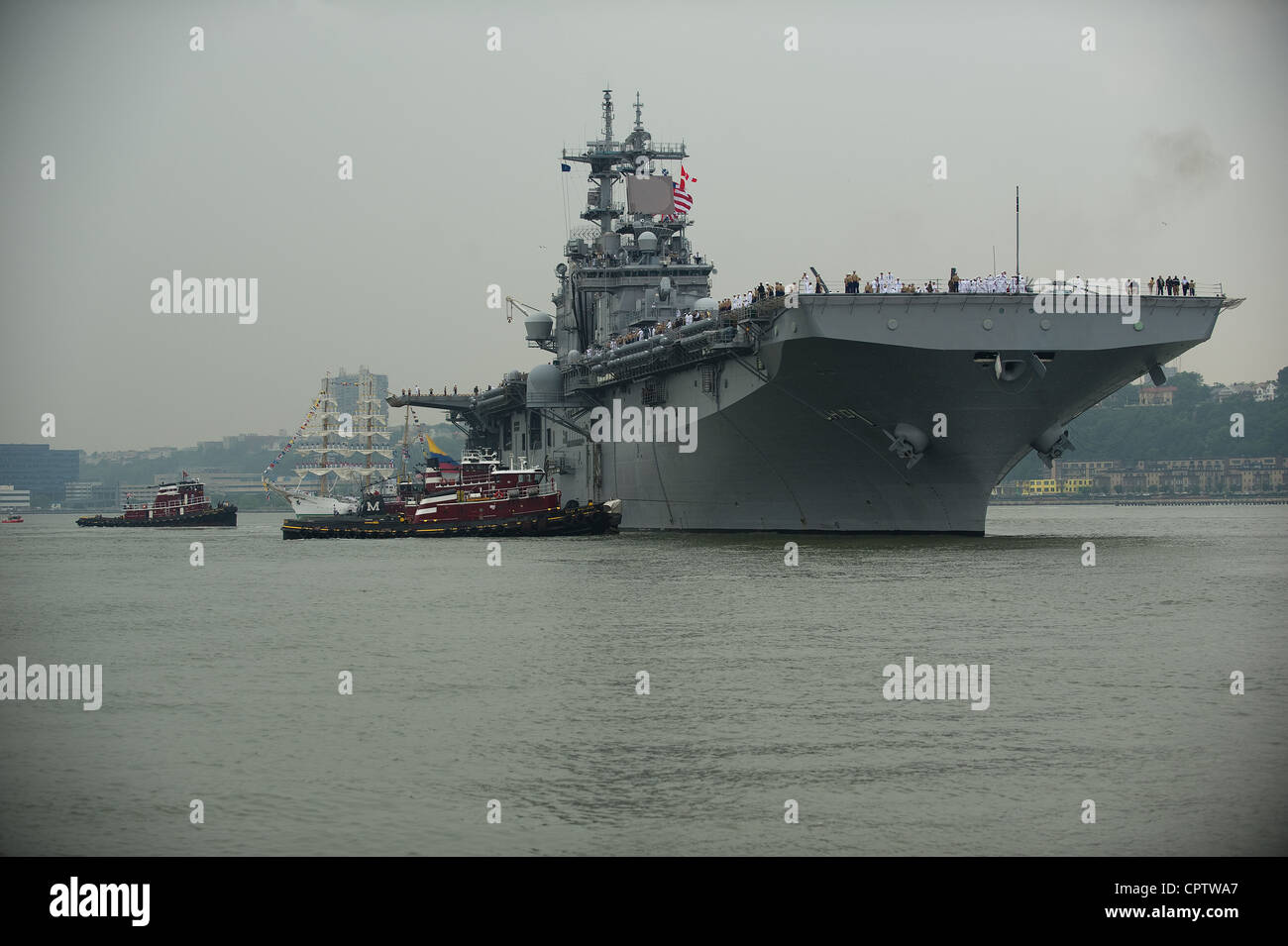 Le navire d'assaut amphibie USS Wasp (LHD 1) traverse le fleuve Hudson pendant le défilé des navires au début de la semaine de la flotte de New York 2012. Plus de 6,000 marins, marins et gardes-côtes sont arrivés à New York sur six navires de la Marine américaine, trois coupeuses de la Garde côtière américaine et 12 navires de la coalition. La semaine de la flotte commémorera le bicentenaire de la guerre de 1812 et la bannière étoilée. Banque D'Images