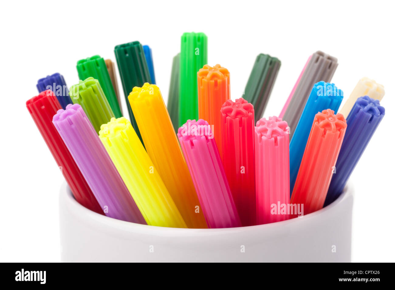 Couleur de groupe de marqueurs dans une tasse blanche, fond blanc, isolé Banque D'Images