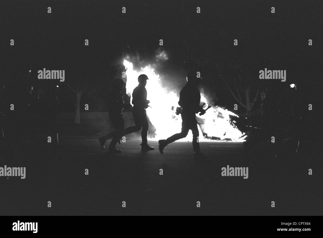 Émeutes de Rodney King. En tenue de LAPD depuis fichier voiture en feu sur le premier jour de l'émeute, le 29 avril 1992. Banque D'Images