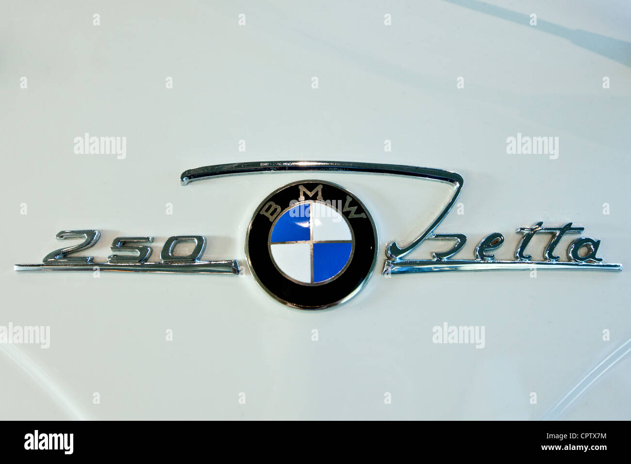 BMW Isetta 250 bulle sur badge voiture à l'usine BMW et son siège à Munich, Bavière, Allemagne Banque D'Images
