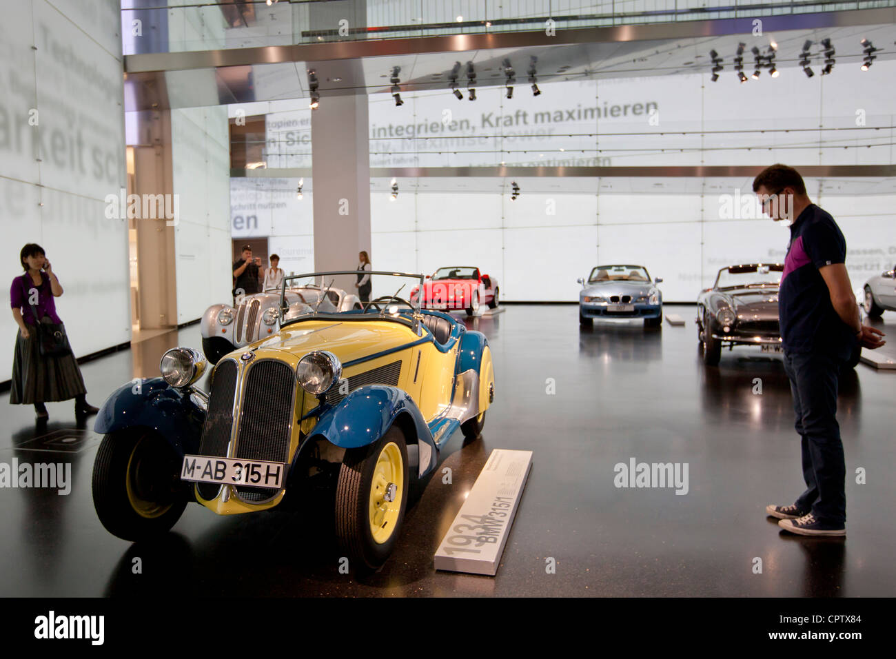 Visiteur au Musée BMW BMW 351934 vues voiture modèle exposé au siège de BMW à Munich, Bavière, Allemagne Banque D'Images