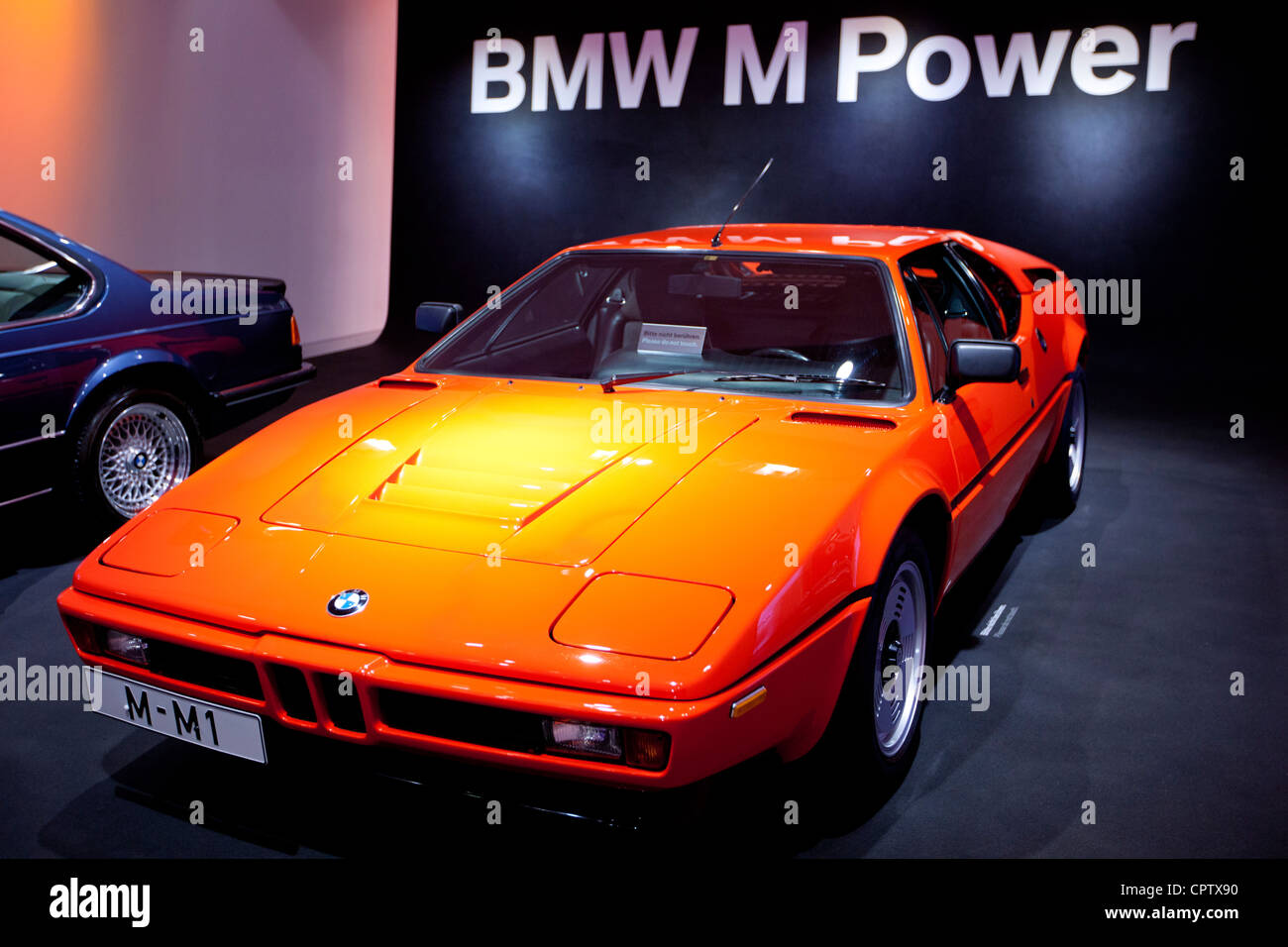 BMW M1 voiture de sport à l'affiche au Musée BMW et son siège à Munich, Bavière, Allemagne Banque D'Images