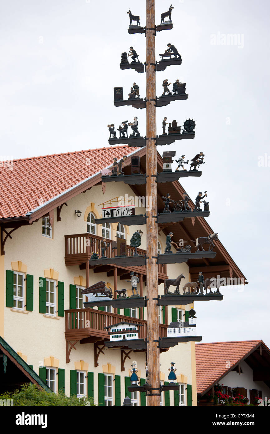 Maypole de scènes pastorales rurales et des métiers à Grassau à Baden-Wurttenberg, Bavière, Allemagne Banque D'Images
