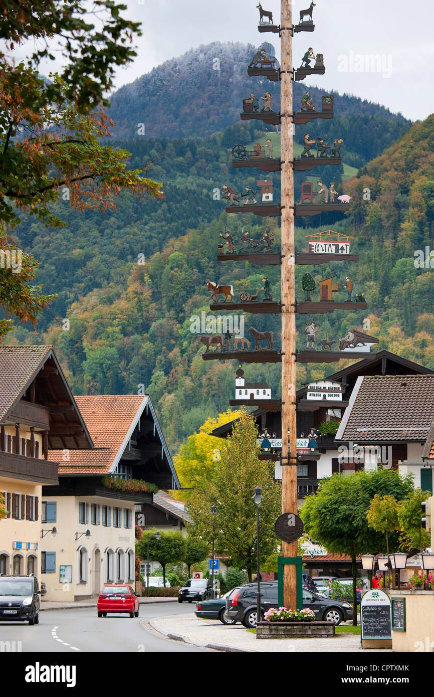 Maypole de scènes pastorales rurales et des métiers à Grassau à Baden-Wurttenberg, Bavière, Allemagne Banque D'Images