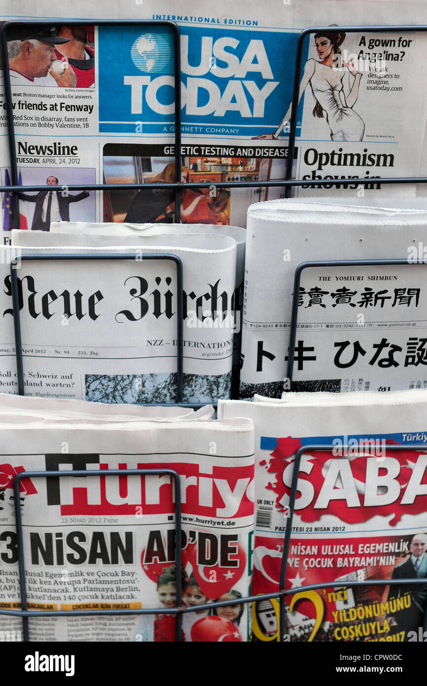 Des journaux internationaux de partout dans le monde à vendre à un marchand de journaux, Oxford, UK. Banque D'Images