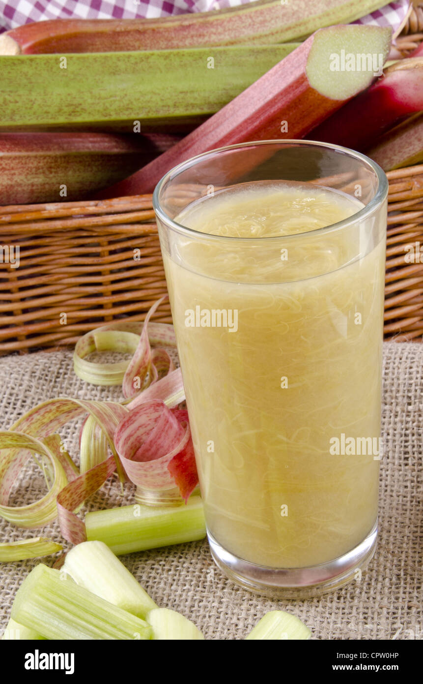La rhubarbe fait maison juicein un verre Banque D'Images