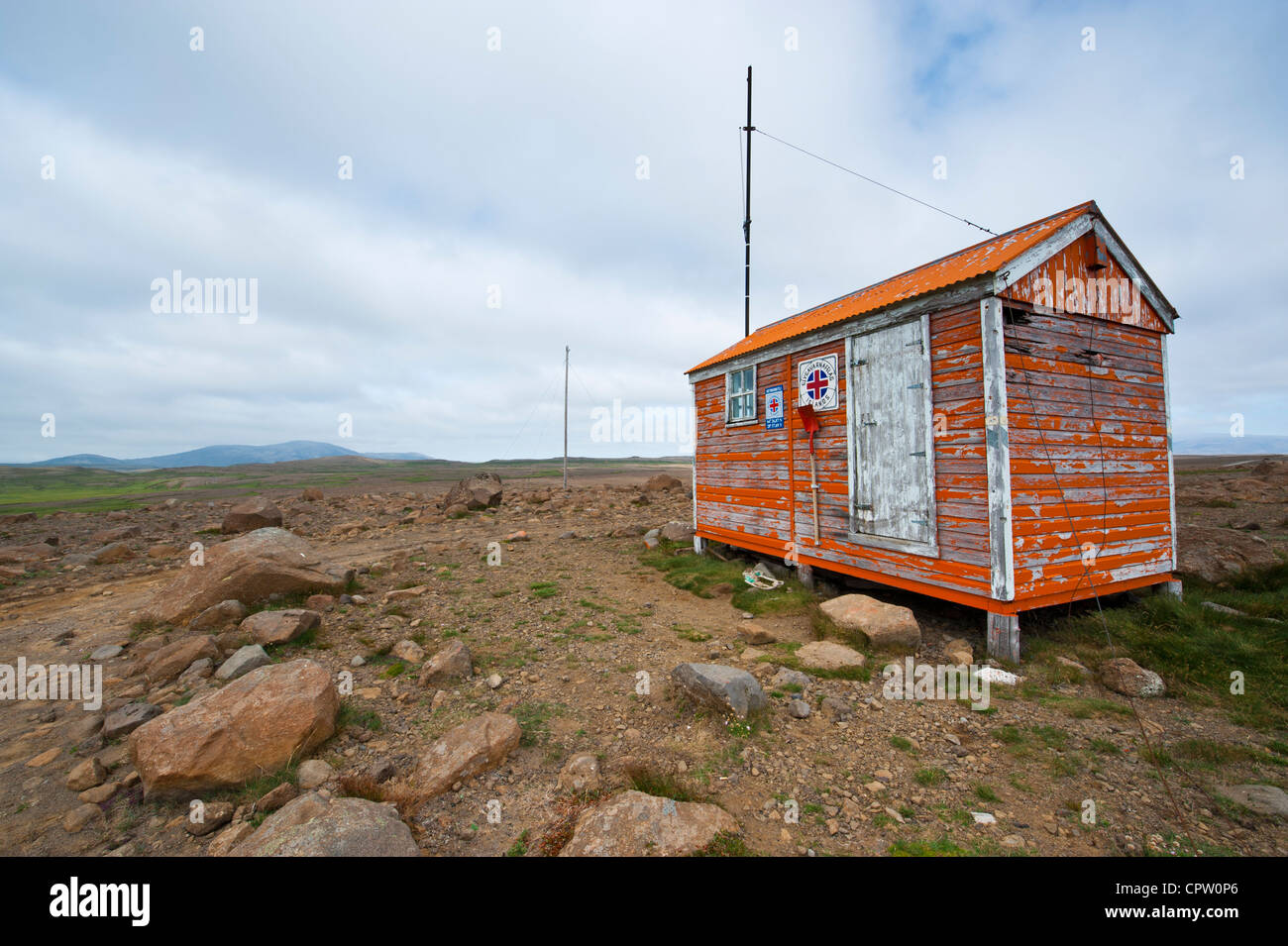 Abri de sauvetage et d'urgence dans la vaste cabine vide de la toundra, l'Islande, avec une centrale de l'antenne radio sur le toit Banque D'Images