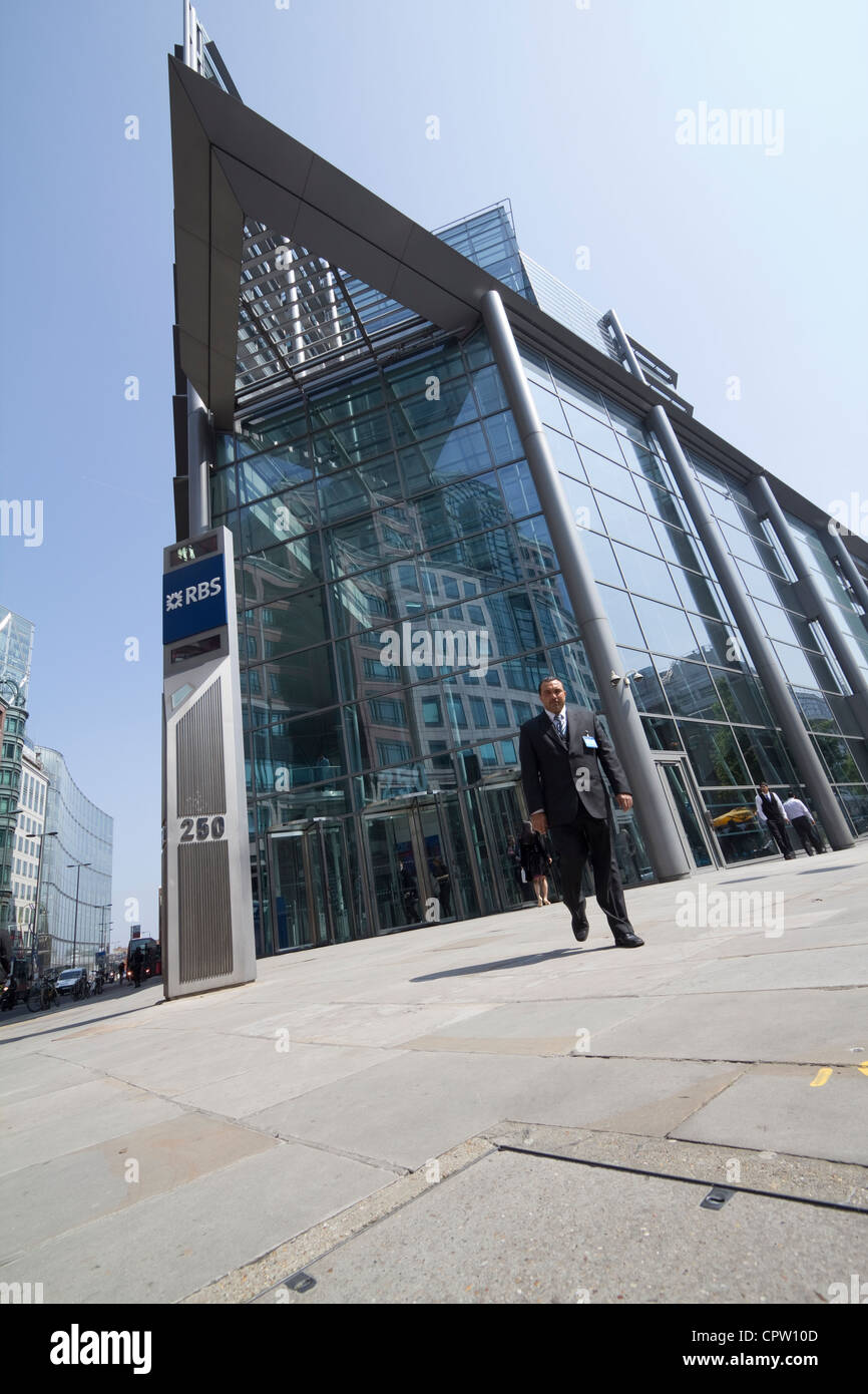 RBS, Royal Bank of Scotland Headquarters London, UK, avec garde de sécurité au premier plan Banque D'Images