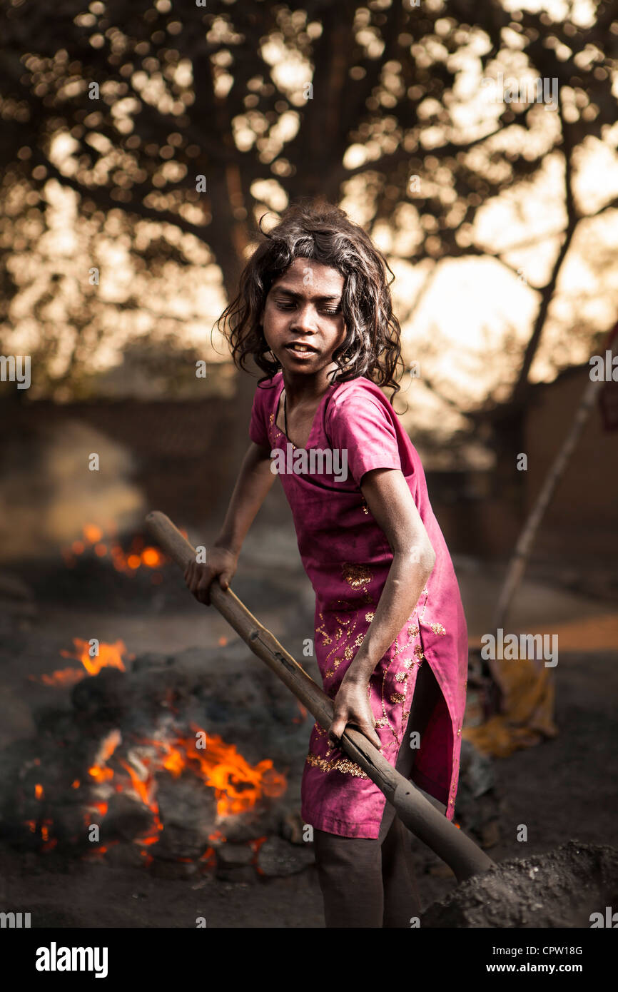 Petite fille aider la famille commande de travail le pré-brûler le charbon bitumineux, Dhanbad, Jharia, Jharkhand, India Banque D'Images