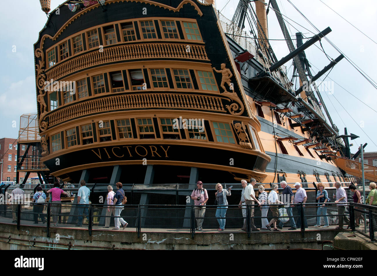 Les visiteurs l'affichage HMS Victory à Portsmouth Historic Dockyard UK Banque D'Images