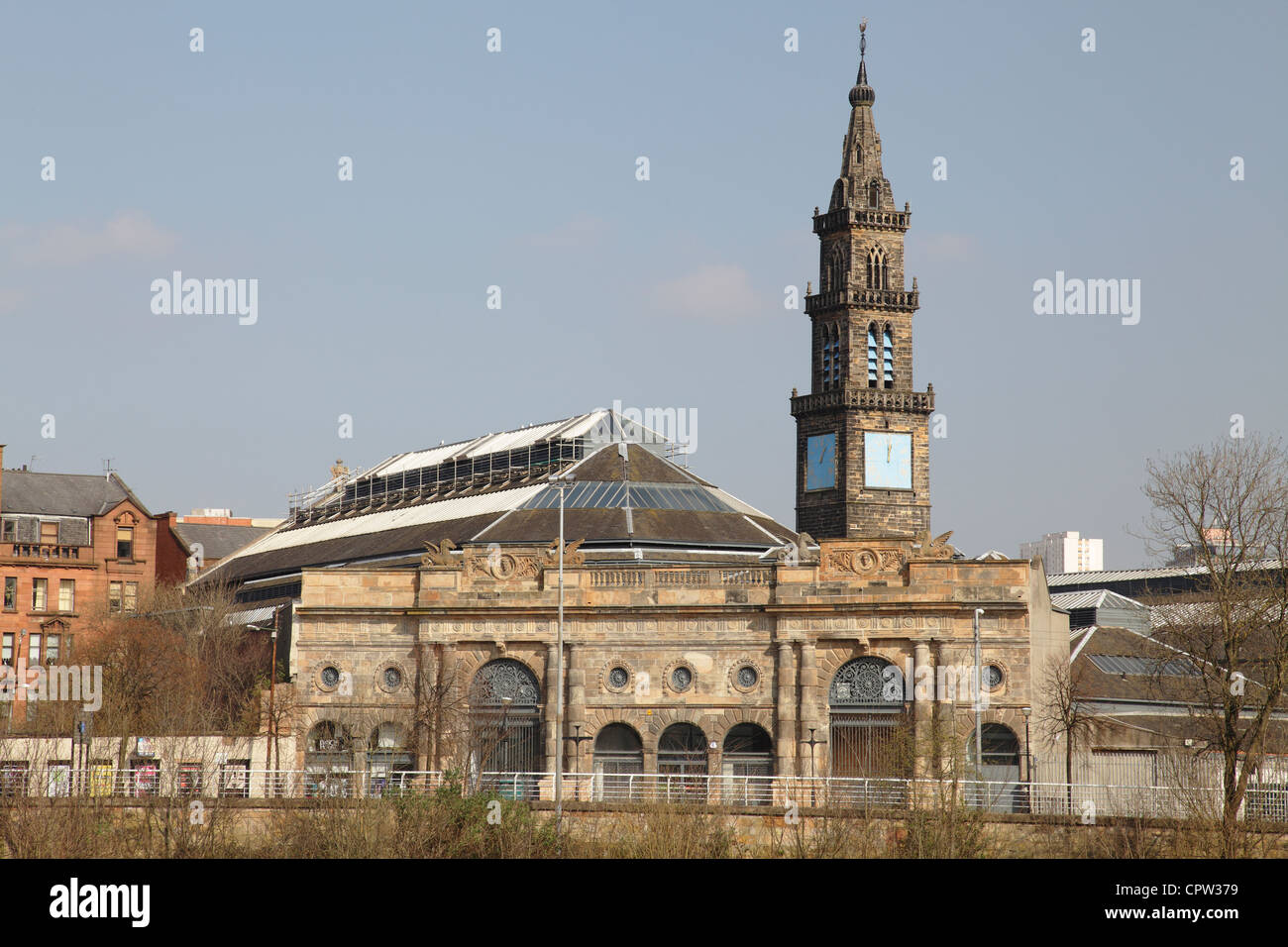 Le marchand et le clocher de l'ancienne criée dans la zone Briggait de Glasgow, Écosse, Royaume-Uni Banque D'Images