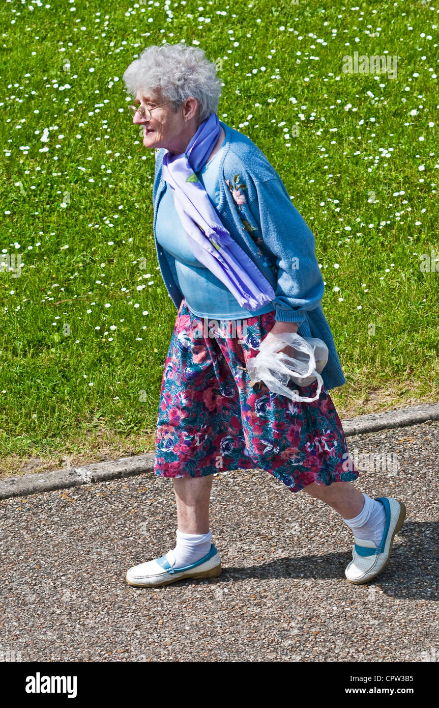 Femme plus marcher sur la chaussée - France. Banque D'Images