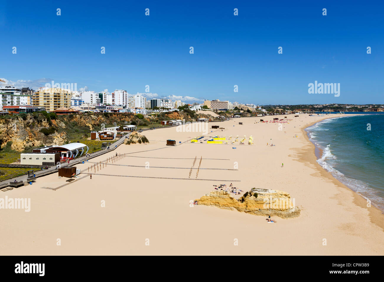 Vue sur la plage principale dans le centre de la station balnéaire de Praia da Rocha, Portimao, Algarve, Portugal Banque D'Images