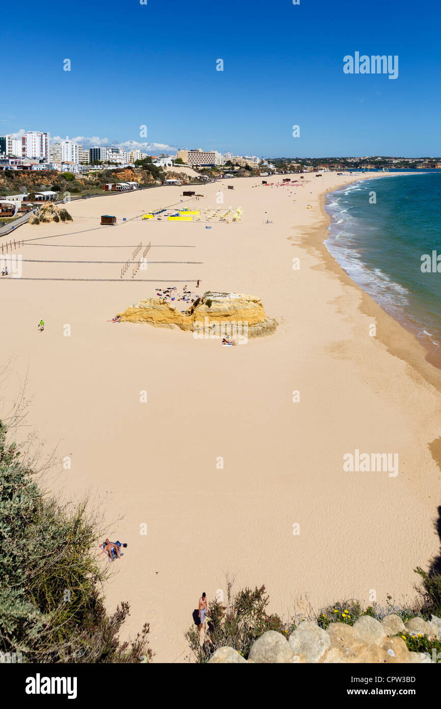 Vue sur la plage principale dans le centre de la station balnéaire de Praia da Rocha, Portimao, Algarve, Portugal Banque D'Images
