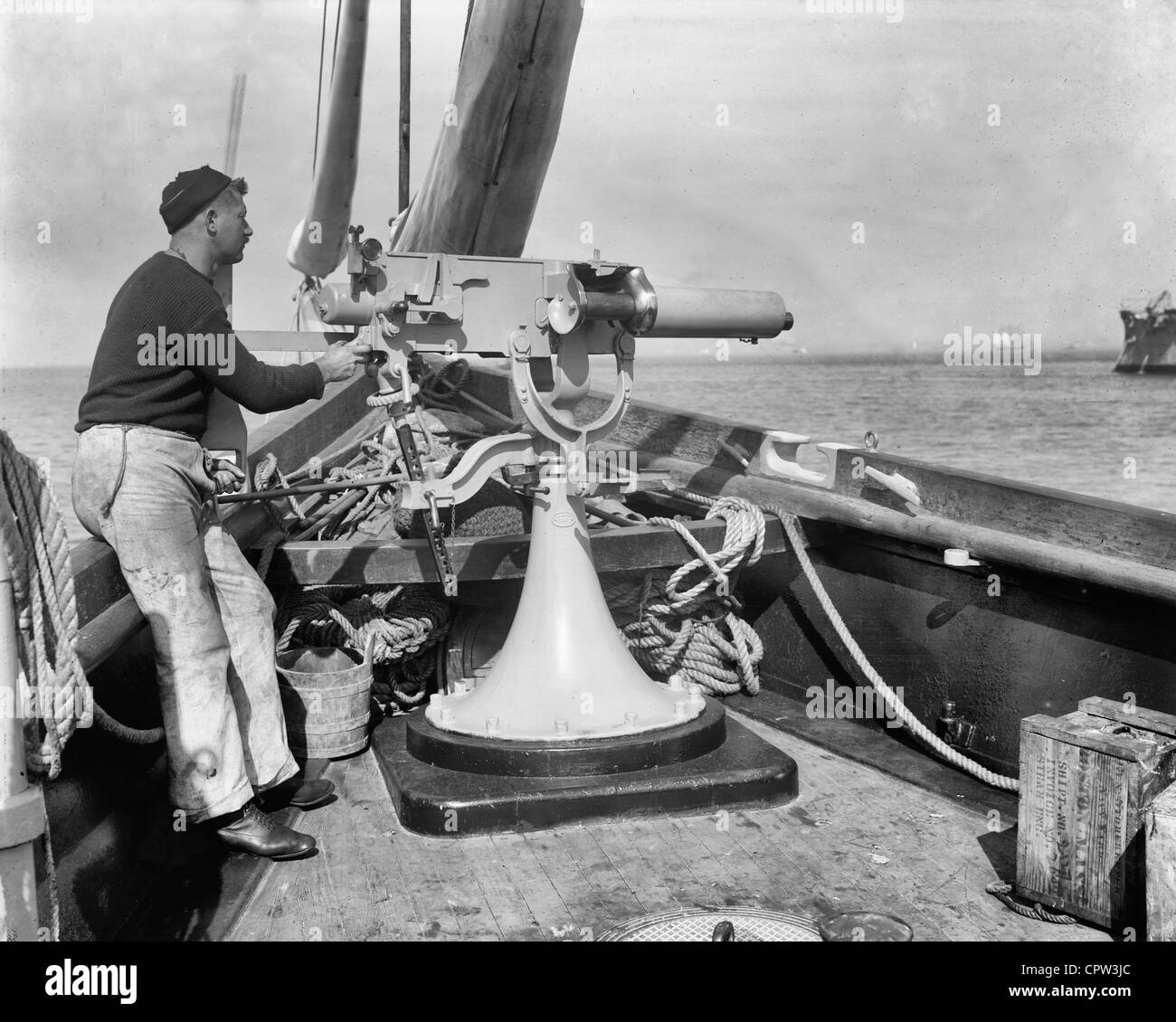 L'U.S.S. Vixen, mitrailleuse Maxim et gunner Smith, vers 1890 Banque D'Images