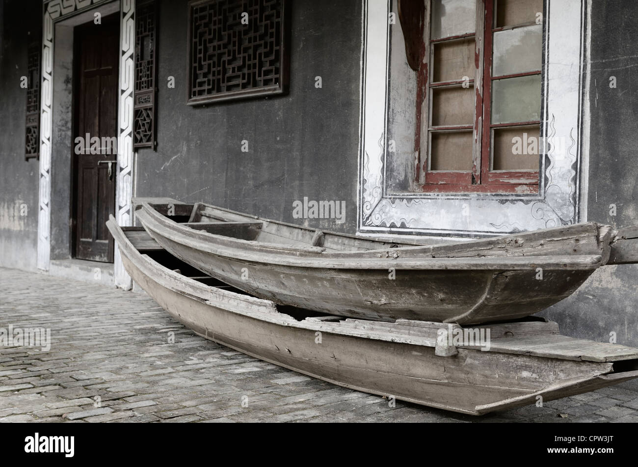 Ancien hangar à bateaux et embarcations abandonnées à Shanghai Pudong Jardins Lingkong République populaire de Chine Banque D'Images