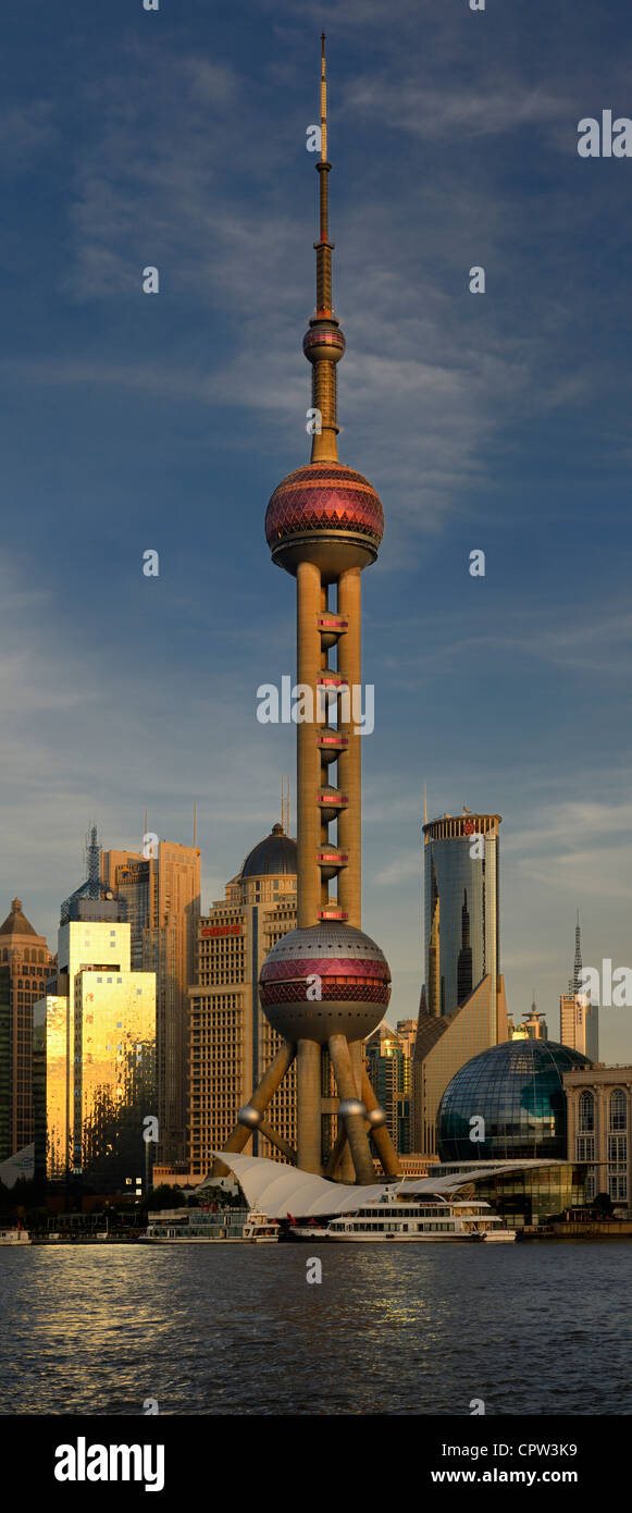 Sunset glow sur Oriental Pearl TV Tower & Radio sur Shanghai Pudong côté est de la République populaire de Chine Banque D'Images
