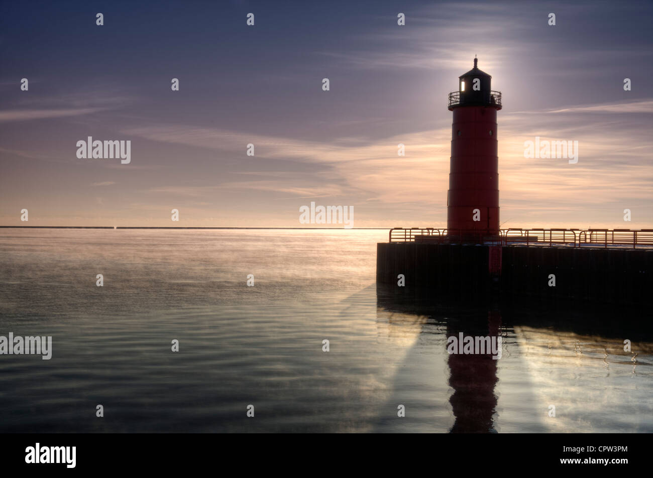 Le port de Milwaukee leuchtturm tôt le matin par une froide journée de décembre. Banque D'Images