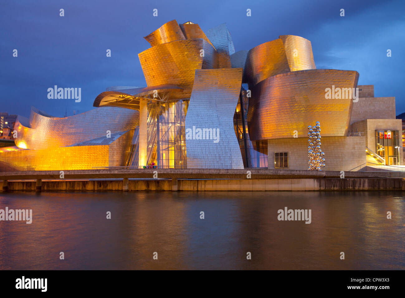 Guggenheim Museum, Bilbao, Espagne, au crépuscule Banque D'Images