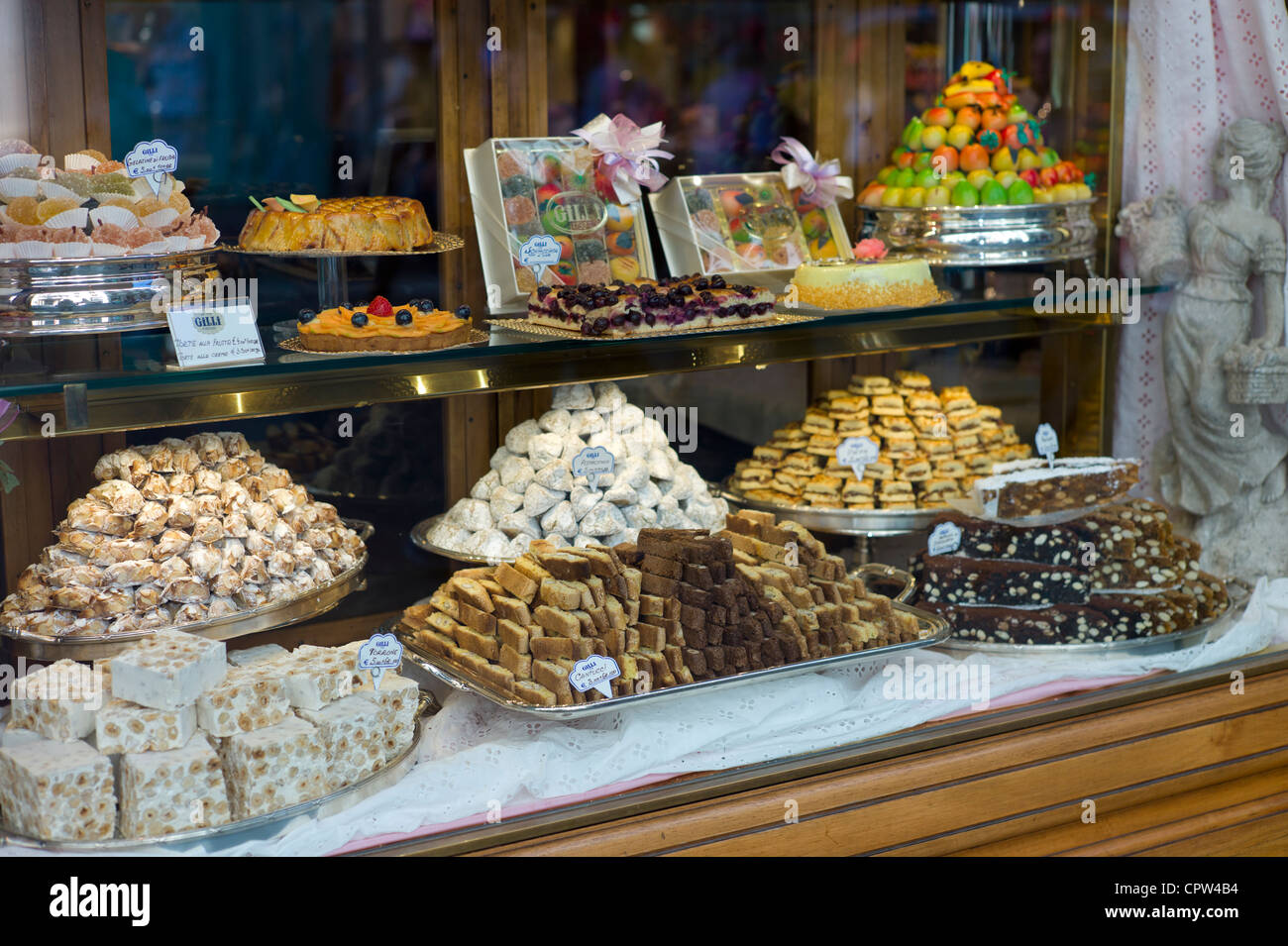 Les gâteaux, les sucreries et les pâtisseries en vitrine du luxe, patticeria caffe sweet shop Gilli, dans Florence, Toscane, Italie Banque D'Images