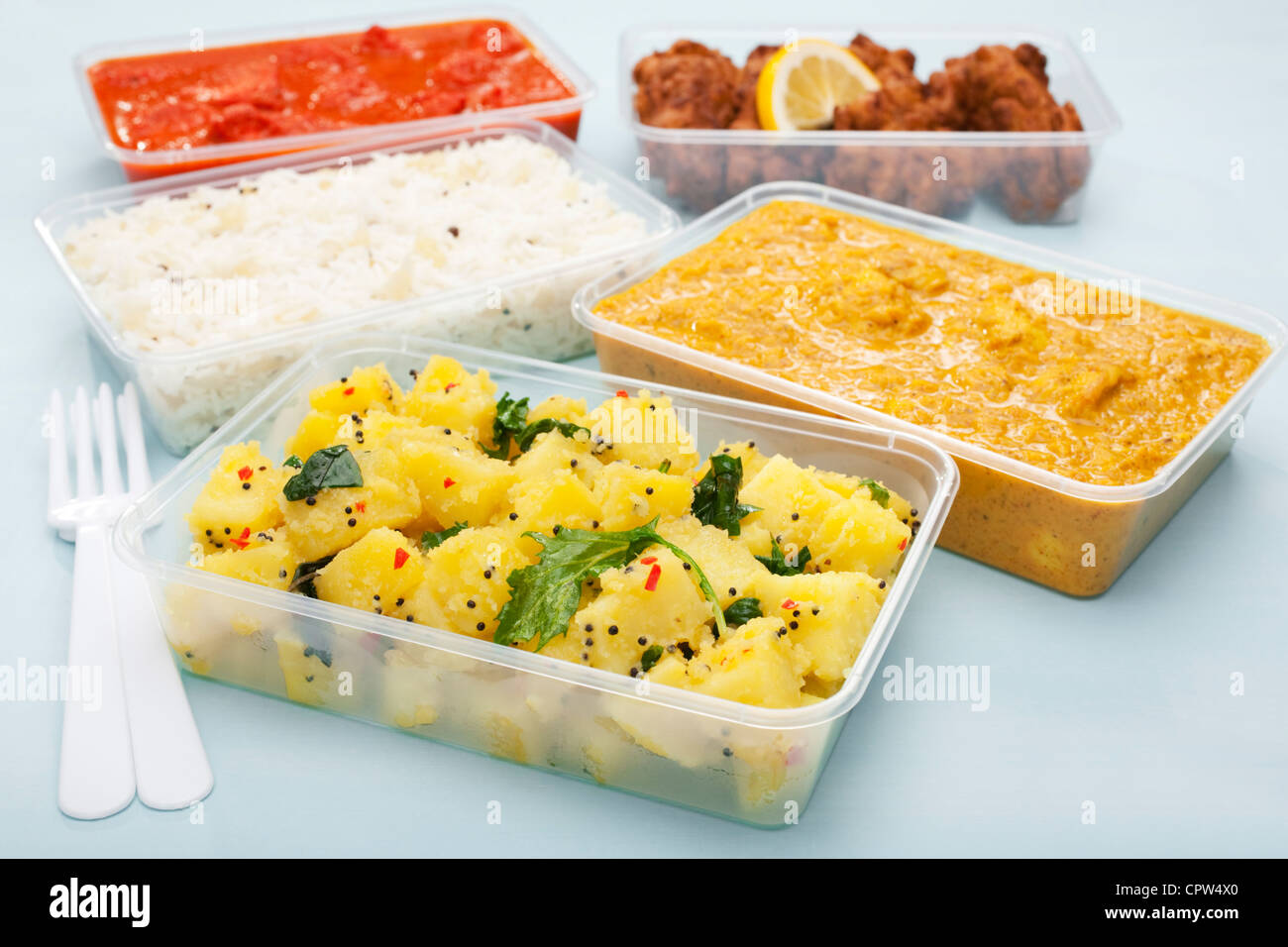 Une sélection des affaires indiennes de la nourriture à emporter dans des contenants en plastique Banque D'Images