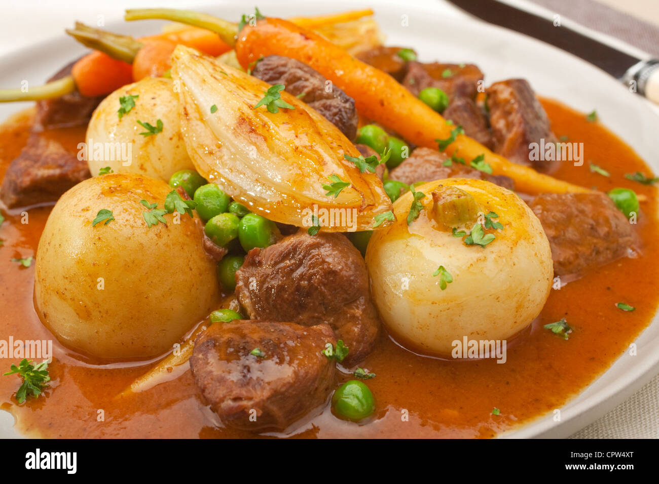 Un plat français, navarin d'agneau est un ragoût d'agneau avec des légumes-racines, souvent servi à Pâques Banque D'Images