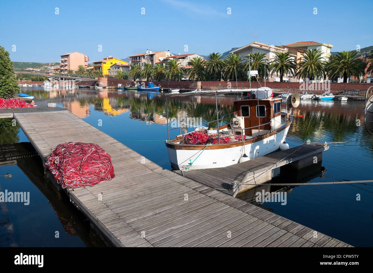 Les bateaux de pêche et des filets sur la rivière en Bosa en Sardaigne Banque D'Images