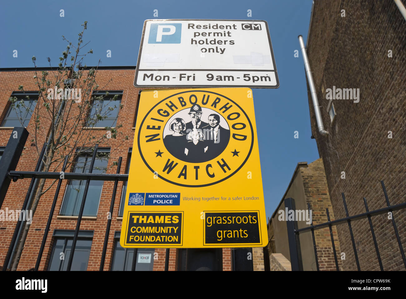 Surveillance de quartier de la police métropolitaine signer ci-dessous panneau indiquant les restrictions de stationnement, chiswick Mall, Londres, Angleterre Banque D'Images