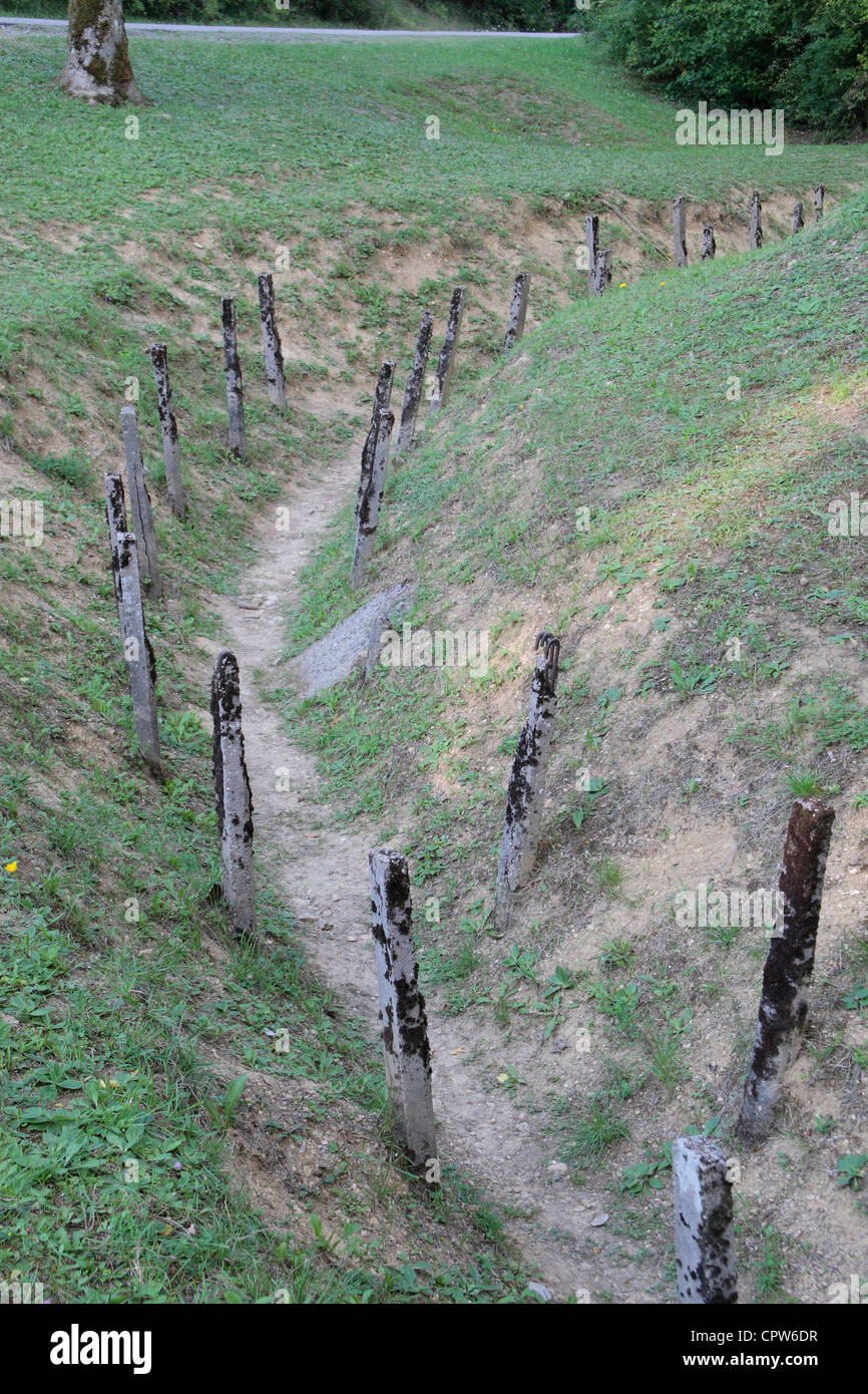 Les vestiges d'une tranchée de la Première Guerre mondiale près de la le Fort Douaumont, sur la bataille de Verdun bataille, Douaumont, la France. Banque D'Images