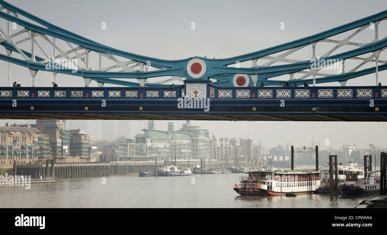 Une vue sous un détail de Tower Bridge, Londres, Royaume-Uni. Banque D'Images