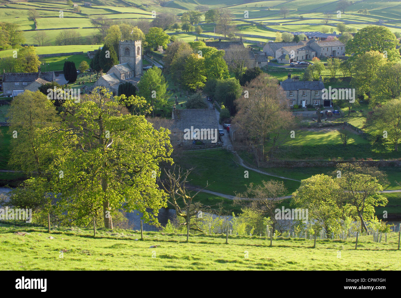 Vue de dessus Burnsall village au printemps, rivière Wharfe lointain et colline, Yorkshire Dales national park, North Yorkshire, UK Banque D'Images