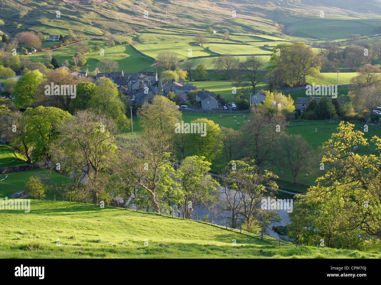 Vue de dessus Burnsall village au printemps, rivière Wharfe lointain et colline, Yorkshire Dales national park, North Yorkshire, UK Banque D'Images