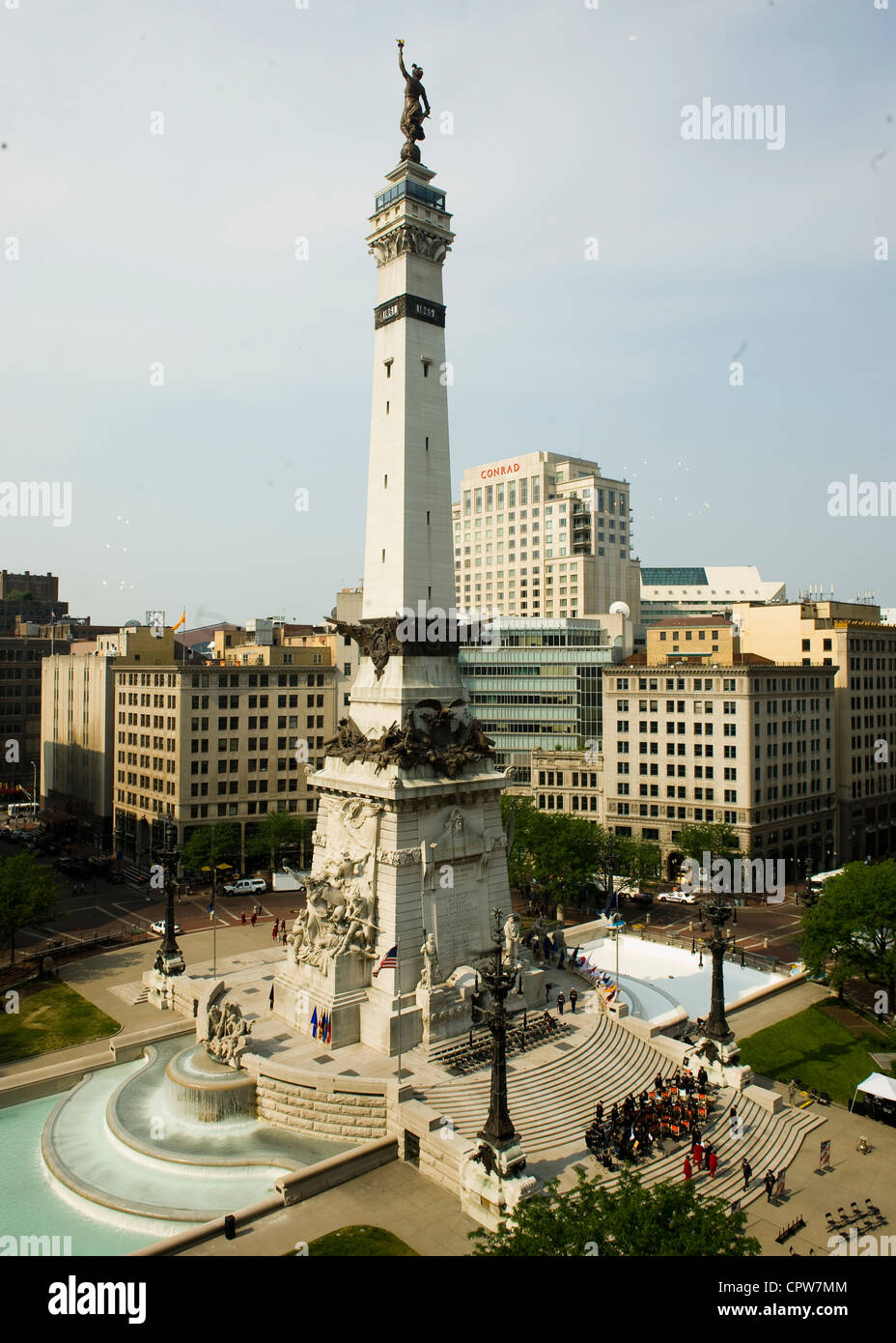 Le service commémoratif du Festival 500 se tient sur les marches nord du monument des soldats et marins de l'Indiana, à Indianapolis, le vendredi 25 mai 2012. Banque D'Images