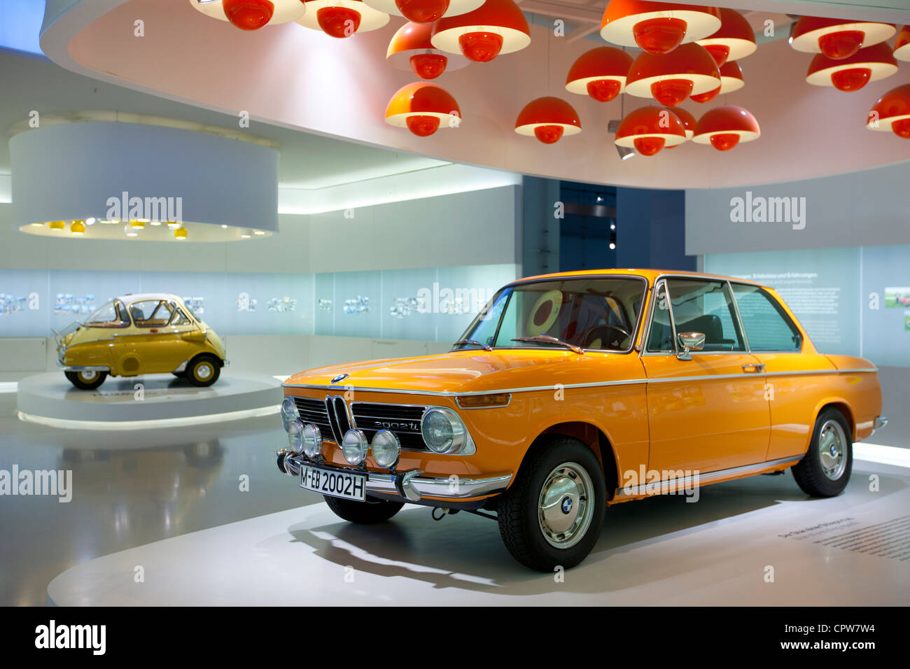 BMW 2002 TI voiture et voiture bulle à l'affiche au Musée BMW et son siège à Munich, Bavière, Allemagne Banque D'Images