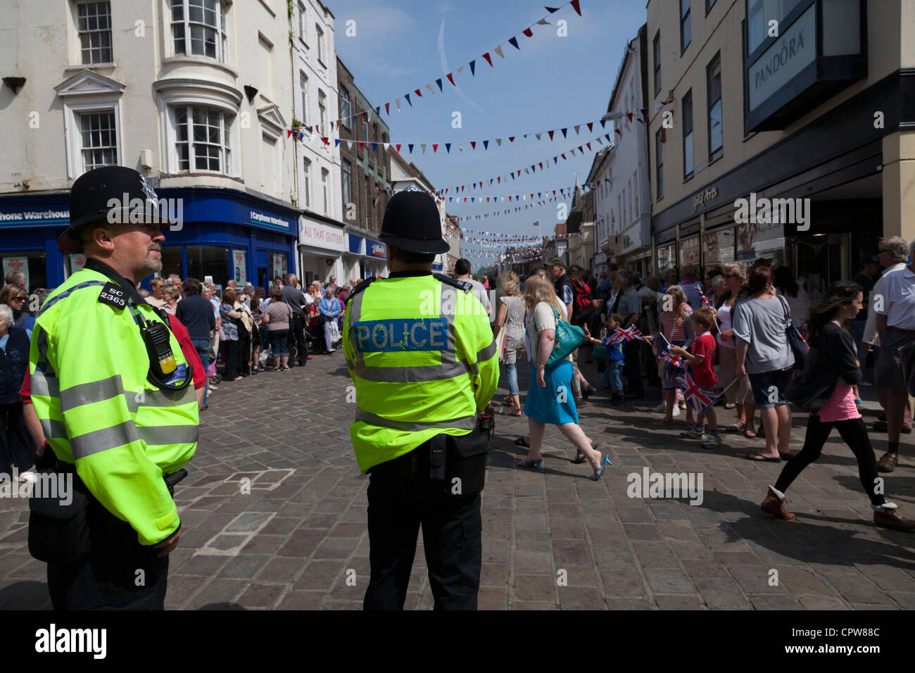 La préparation de la Police à carnival procession dans Chichester pour célébrer le Jubilé de diamant de la reine Elizabeth Banque D'Images