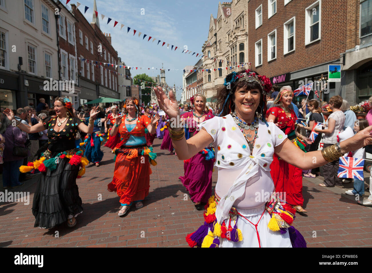 Chichester UK Samedi 2 juin 2012. Danseurs dans l'égyptien Chichester jubilé procession dans le centre-ville pour célébrer le Jubilé de diamant de la reine avec la croix du marché dans l'arrière-plan Banque D'Images