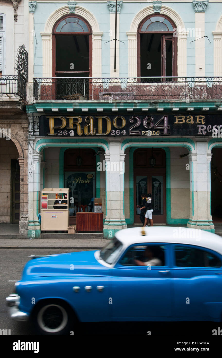 La Havane. Cuba. Vintage voiture américaine sur El Prado. Banque D'Images