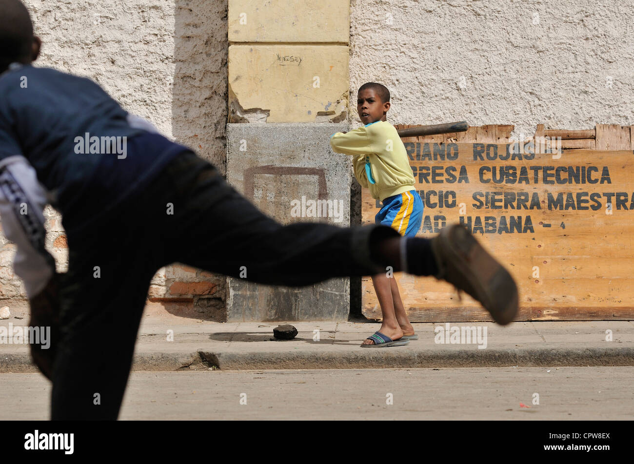 La Havane. Cuba. Les garçons jouent au base-ball dans la rue, la vieille Havane. Banque D'Images