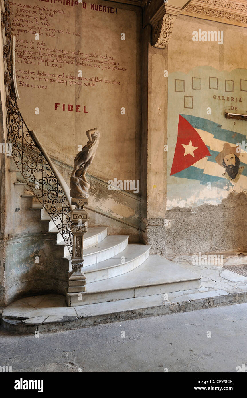 La Havane. Cuba. Intérieur de l'hôtel particulier délabré dans Centro Habana. Banque D'Images