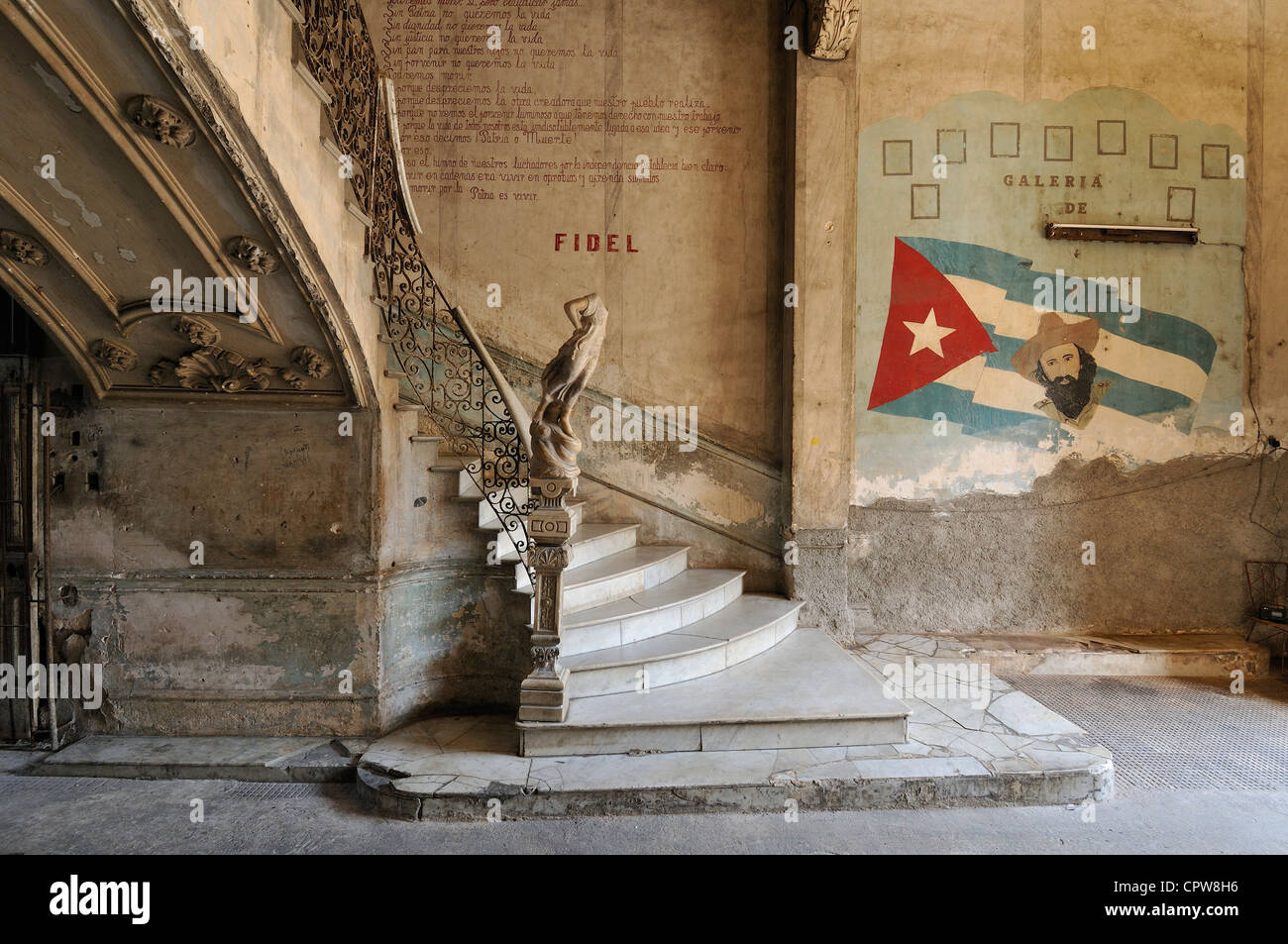 La Havane. Cuba. Intérieur de l'hôtel particulier délabré dans Centro Habana. Banque D'Images