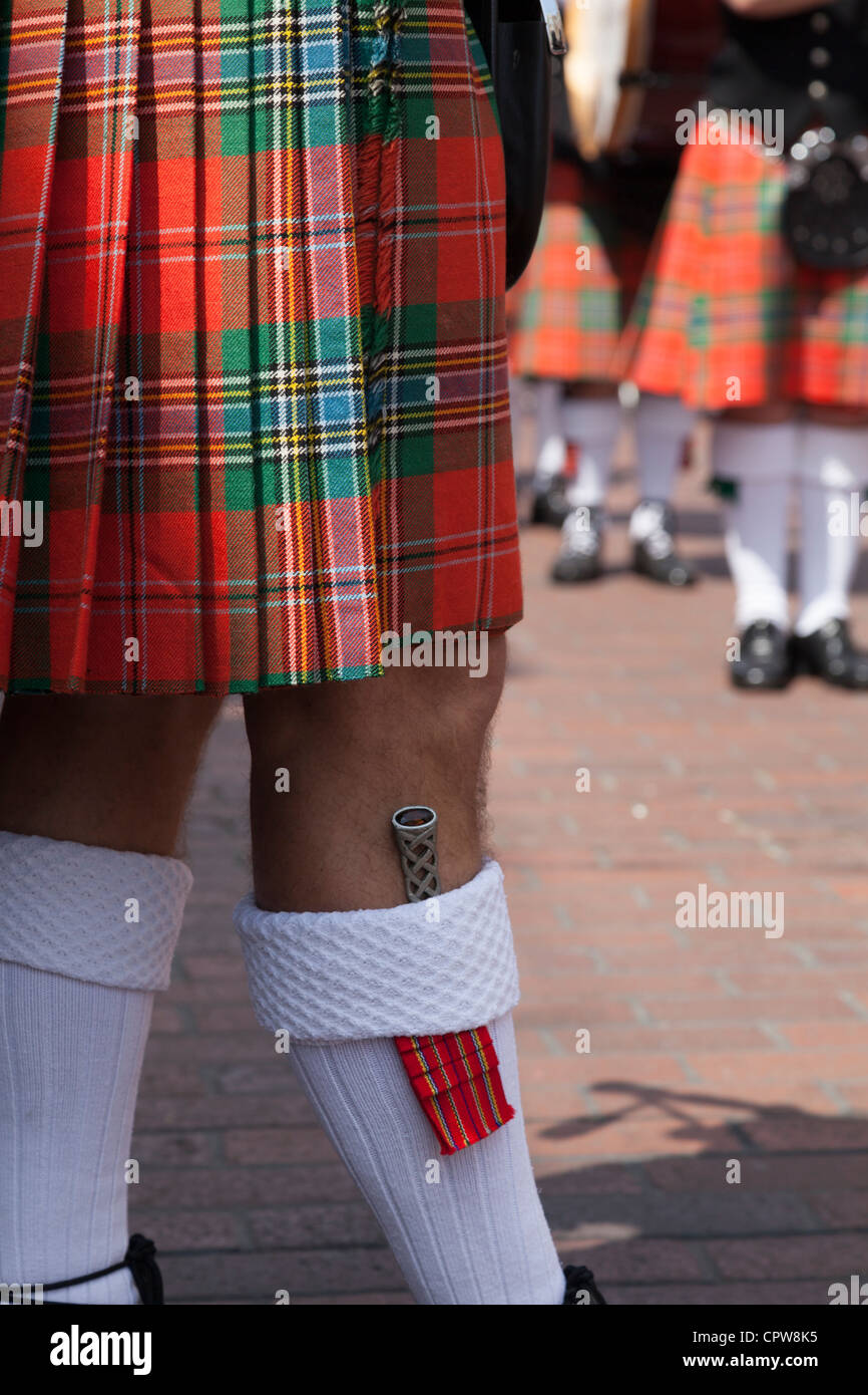 Dirk en chaussette avec kilt Écossais joueur de cornemuse dans Chichester  procession du jubilé de diamant Photo Stock - Alamy