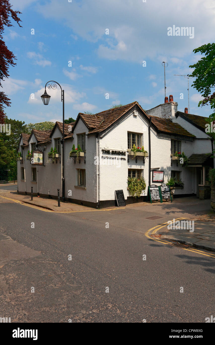 Le restaurant Bridge et Hôtel à Prestbury, Cheshire, Angleterre, Royaume-Uni. Banque D'Images