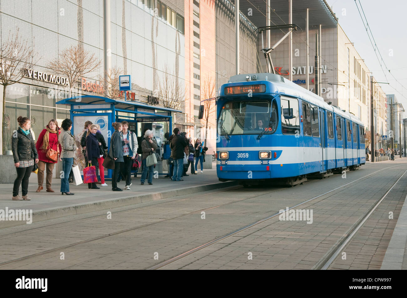 L'approche de tramway arrêt de tram du centre commercial à Cracovie, Pologne. Banque D'Images