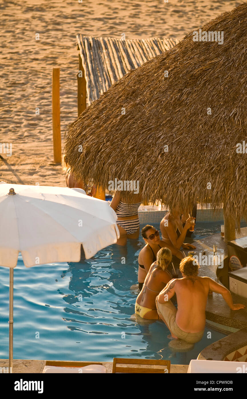 Le Mexique, Puerto Vallarta. Bar dans l'eau Villa Premiere Hotel & Spa, Los Muertos beach, Puerto Vallarta, Mexique. Banque D'Images