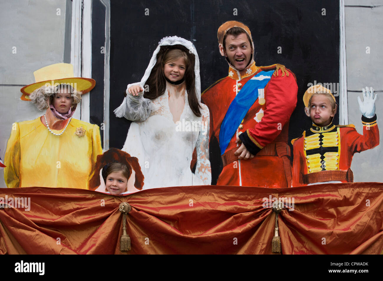 Imiter les amis William et Kate mariage balcon libre comme le grand public britannique brave le mauvais temps pour célébrer le Jubilé de diamant de la Reine sur la flottille de la Tamise. Banque D'Images