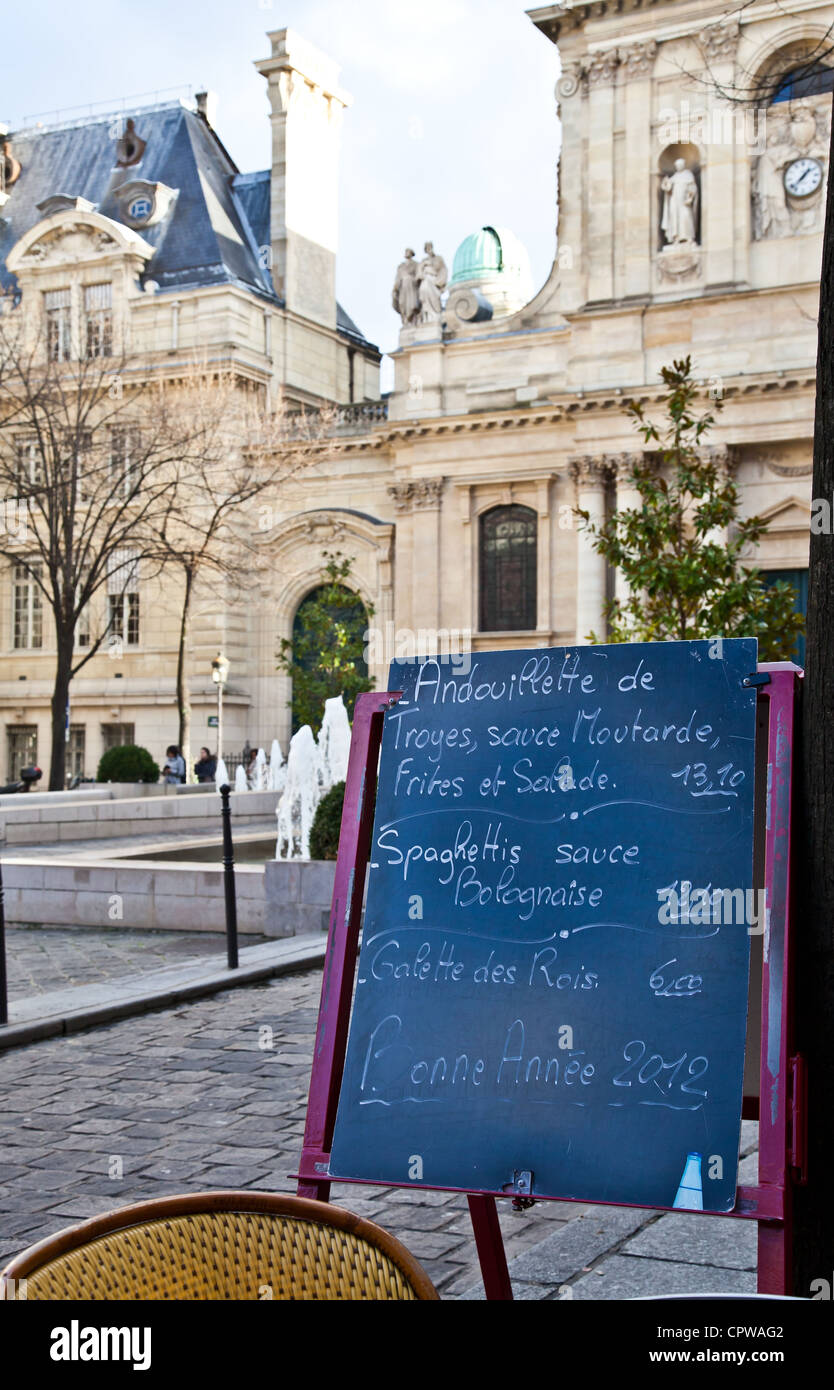 Tableau noir avec un menu dans un restaurant traditionnel typique de Paris Banque D'Images