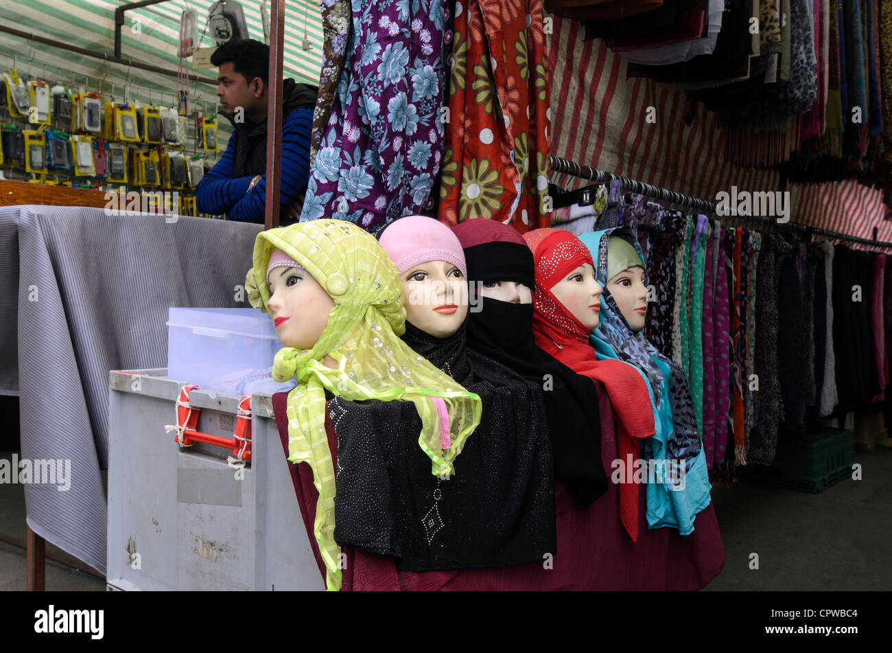 Foulards de tête à la vente à un décrochage vente de vêtements pour les  musulmans sur le marché - Whitechapel, London - England Photo Stock - Alamy